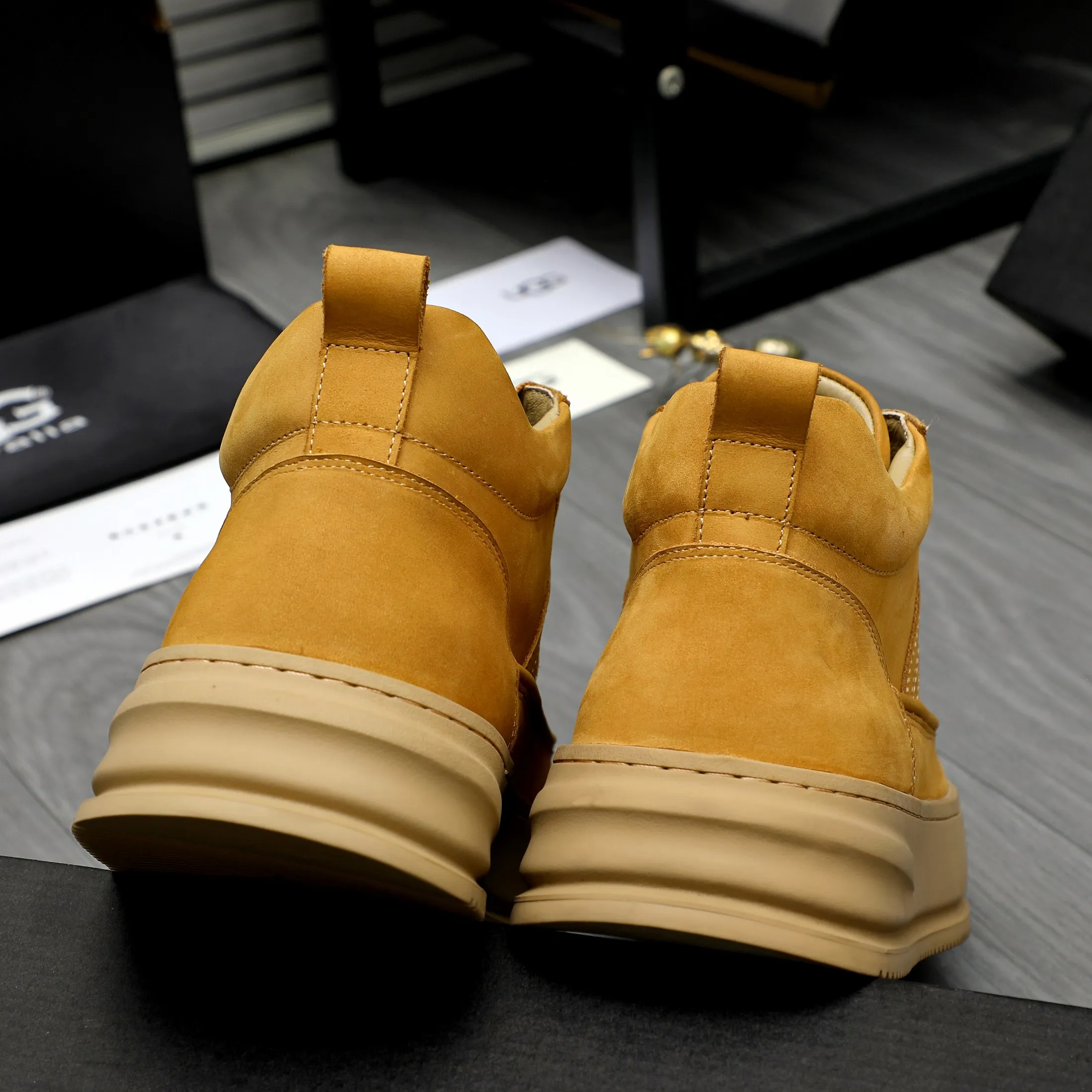 P620 Product trademark: "UGG" Gaobang men's shoes Regular size: 39-44 Product materials: Selected suede cowhide upper, wool lining, original outsole